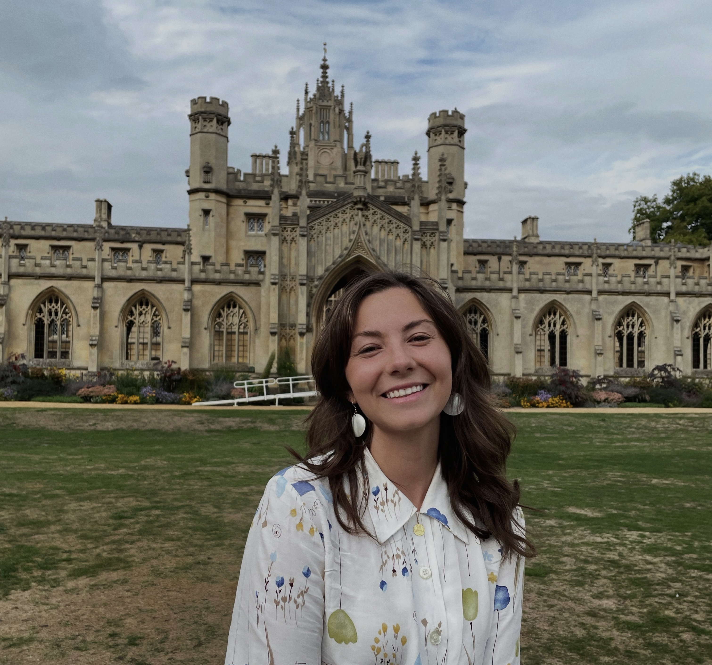 Picture of Eleonora smiling in front of St Johns College